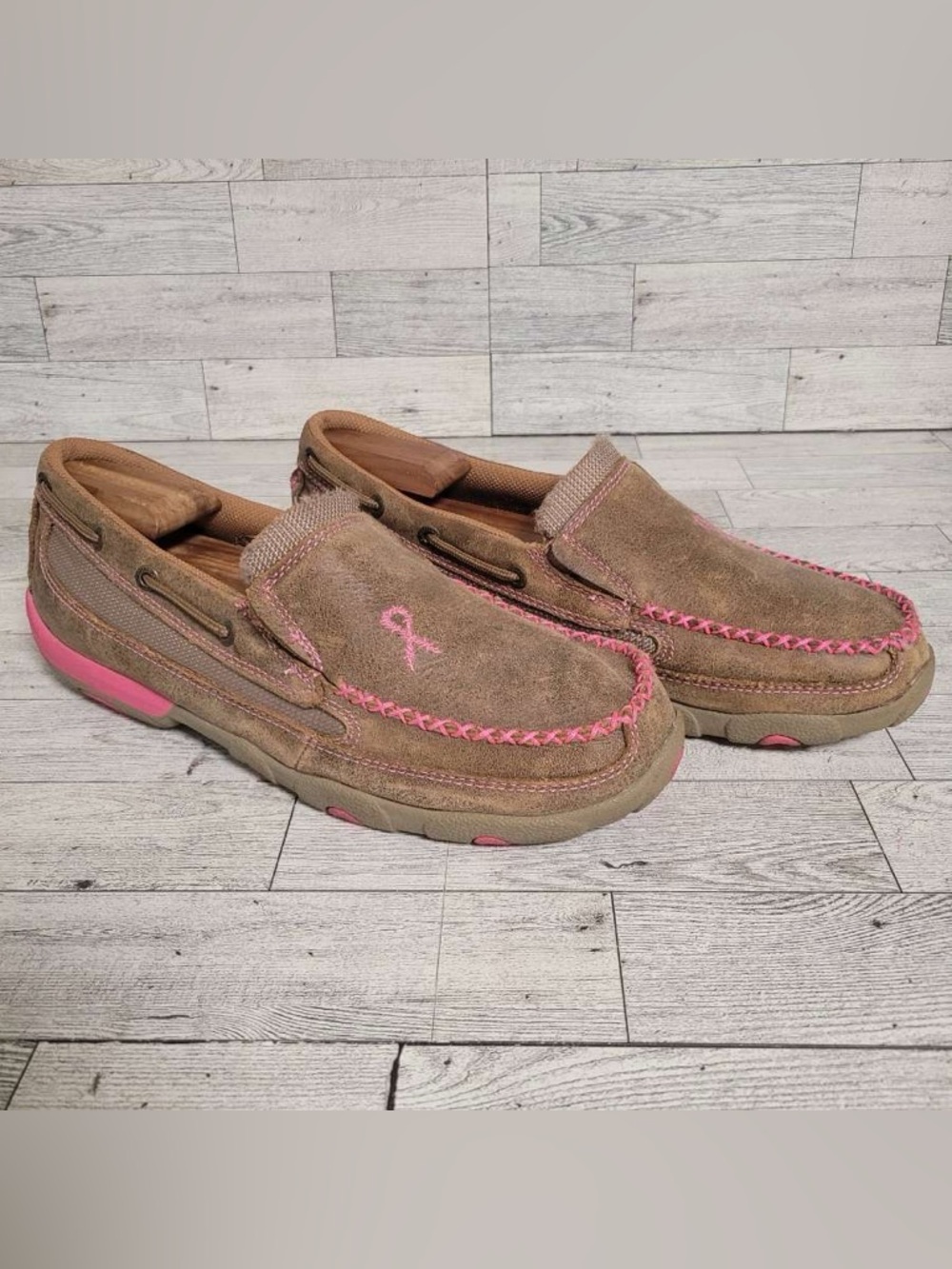 Women’s Twisted X Pink Ribbon Brown Leather Mocs Slip on Boat Shoes Size 10 - Picture 2 of 9